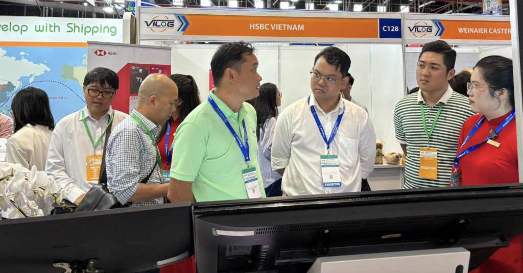 Khách hàng doanh nghiệp trao đổi với đội ngũ Softek tại gian hàng VILOG 2025 về giải pháp ERP logistics, phần mềm FAST PRO quản lý giao nhận quốc tế, TMS quản lý giao nhận vận tải và hành trình chuyển đổi số ngành logistics